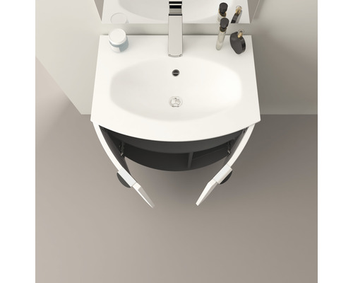 Fotografie umyvadla s otevřenou skříňkou ve skříňce v koupelně.