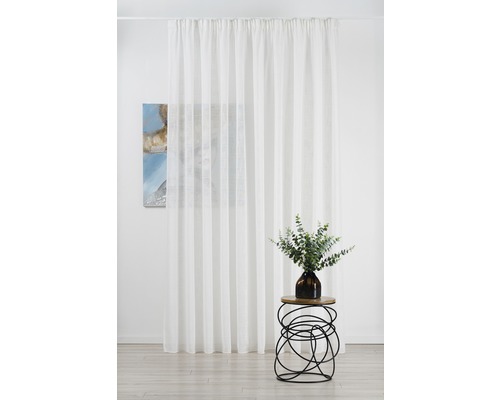 Bílá záclona v obývacím pokoji
