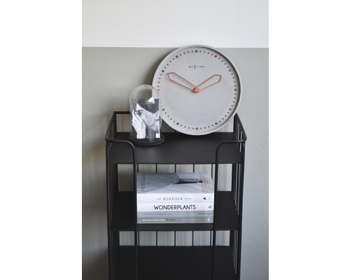 Dekorativní regál s hodinami a knihami jako bytové doplňky