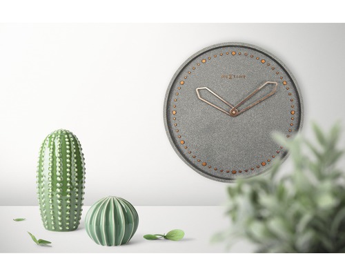 Dekorativní scéna se šedými nástěnnými hodinami Nextime a zelenými kaktusovými figurkami