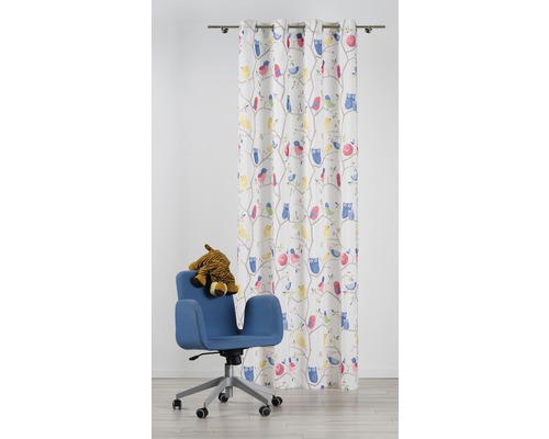 Závěs s motivem ptáků a modrá kancelářská židle s plyšovou hračkou na ní