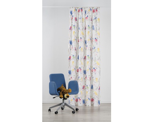 Závěs se vzorem ptáků vedle kancelářské židle