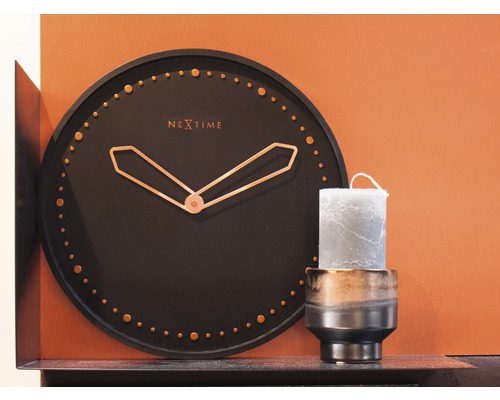 Dekorativní scéna s hodinami značky Nextime a svíčkou ve svícnu