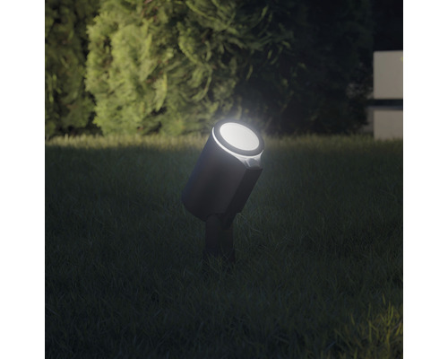 Zahradní reflektor pro osvětlení trávníku