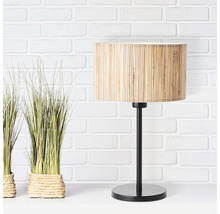 Stolní lampa s ratanovým stínidlem a černou základnou