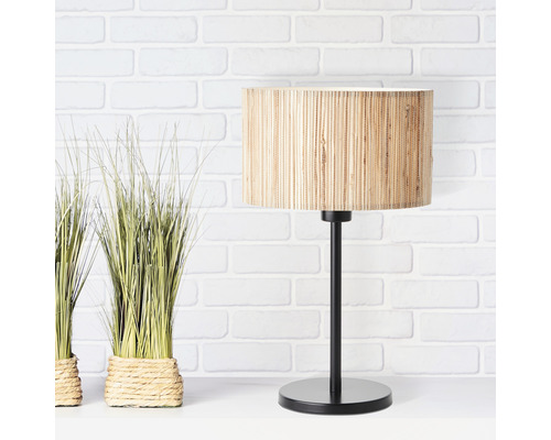 Stolní lampa s ratanovým stínidlem a černou základnou
