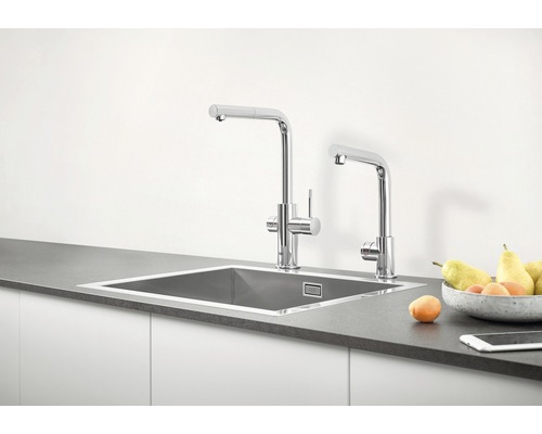 Kuchyňská baterie s dřezem a mísou ovoce na kuchyňské lince