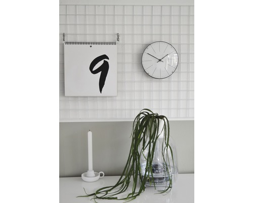 Nástěnná dekorace s kalendářem, hodinami, svíčkou a rostlinou v průhledném květináči