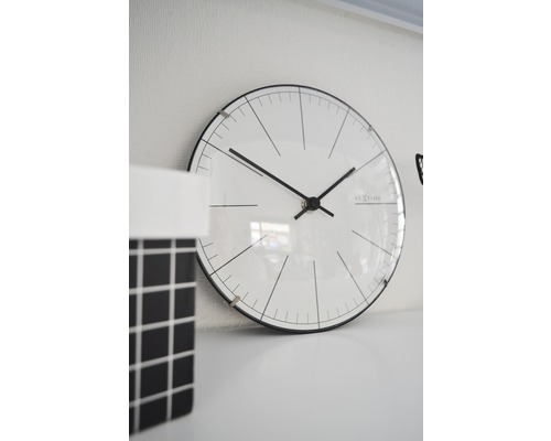 Nástěnné hodiny s minimalistickým designem a logem NEXTIME