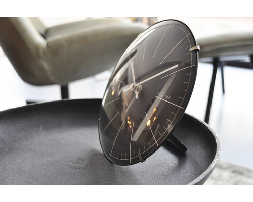 Stolní hodiny Nextime na stole