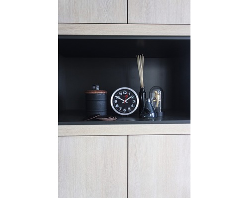 Dekorativní police s hodinami, dózou, vázami a dekorací