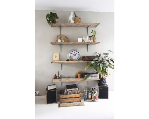 Regál s dřevěnými policemi a dekoracemi v obývacím pokoji