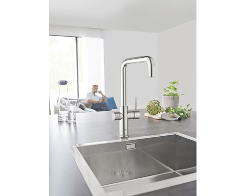 Kuchyňská scéna s nerezovým dřezem a vodovodní baterií v moderním designu