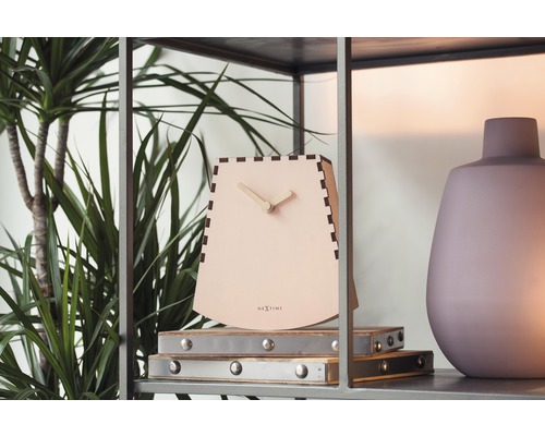 Stolní hodiny s logem Nextime na kovové polici s rostlinou a vázou