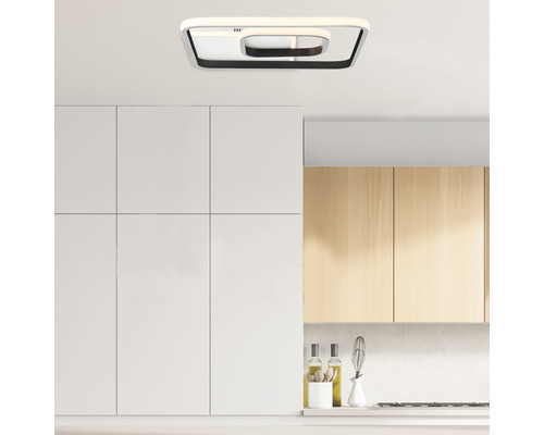 Moderní stropní svítidlo v kuchyni s bílými skříňkami