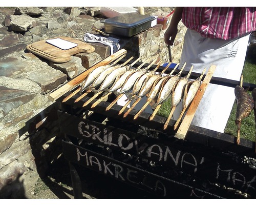 Grilovaná makrela připravená na grilu.