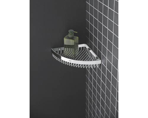 Rohová police s dávkovačem mýdla v koupelně