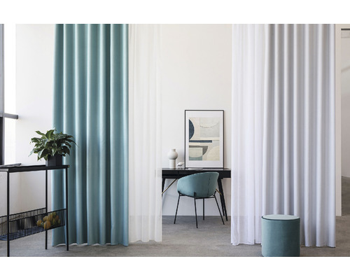 Světlý interiér s závěsy, psacím stolem a dekoracemi