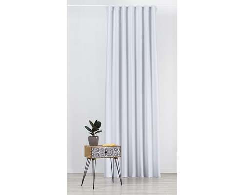 Scéna se závěsem, odkládacím stolkem se vzorem a pokojovou rostlinou