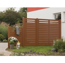 Dřevěný zahradní plot s horizontálními prkny jako zástěna