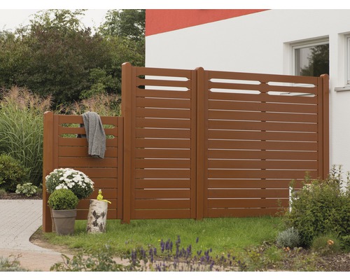 Dřevěný zahradní plot s horizontálními prkny jako zástěna