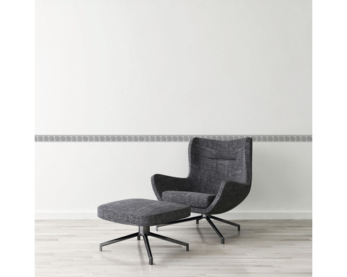 Křeslo s podnožkou v pokoji