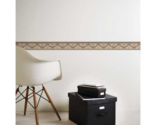 Pohled do místnosti s bordurou s geometrickým vzorem