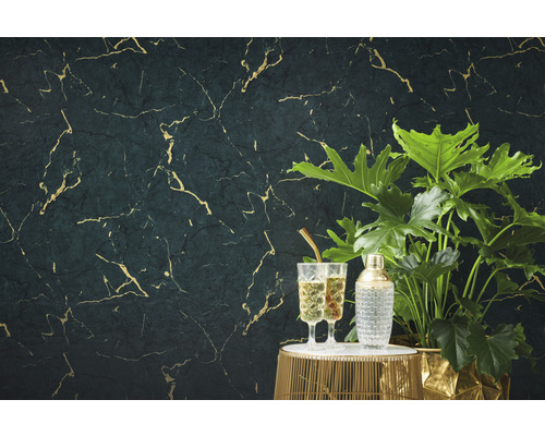 Nástěnná dekorace s mramorovým vzhledem, dekorace s nápoji a rostlinou