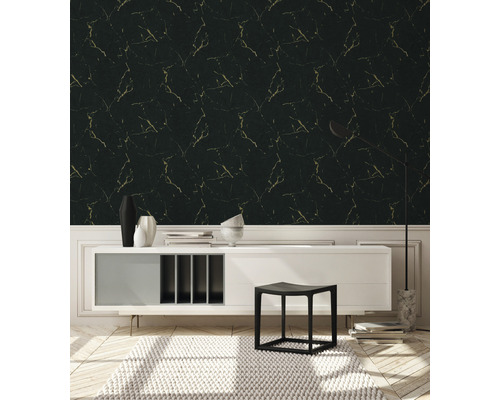 Obývací pokoj s tapetou z černého mramoru a bílým nábytkem pro elegantní atmosféru