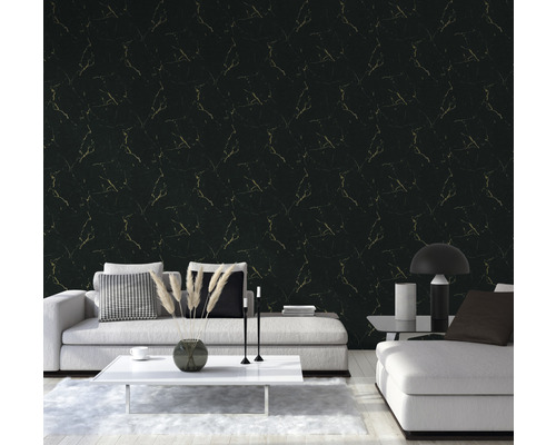 Obývací pokoj s černou mramorovou tapetou a bílým nábytkem.