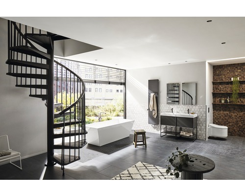 Světlá koupelna se točitým schodištěm, vanou, umyvadlem a nástěnným radiátorem