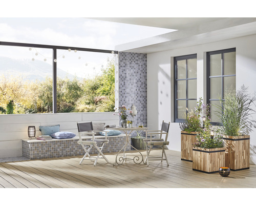 Terasa se sedací soupravou, stolem, židlemi a truhlíky na květiny