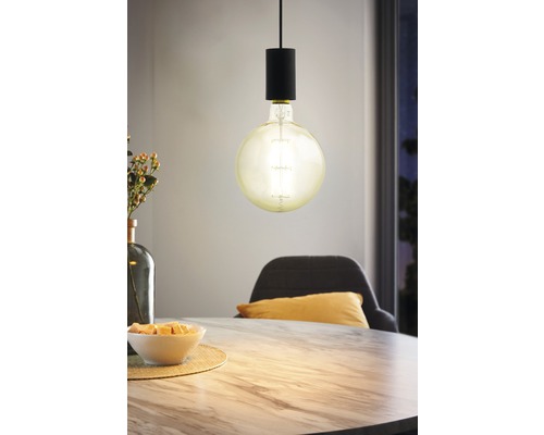 Dekorativní závěsné svítidlo s viditelnou žárovkou nad jídelním stolem