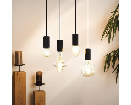 Dekorativní závěsná svítidla s různými tvary a designy žárovek.