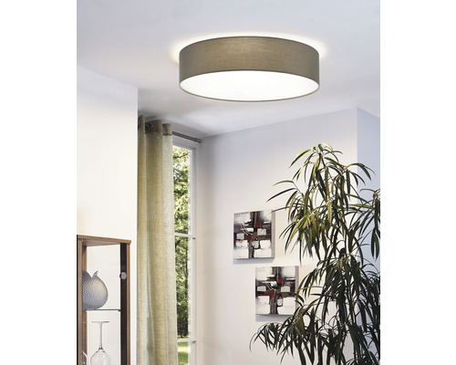 Pokoj s kulatým textilním stropním svítidlem