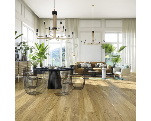 Světlý obývací pokoj s jídelním stolem, pohovkou, pokojovými rostlinami a závěsnými svítidly