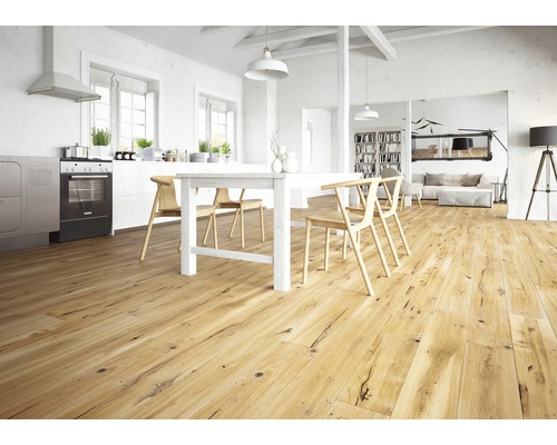 Světlý obývací pokoj s dřevěnou podlahou, jídelním stolem a židlemi