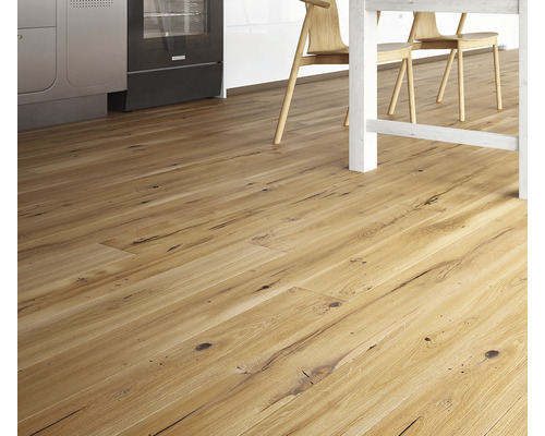 Dřevěné parkety položené v kuchyni pod stolem a židlemi.