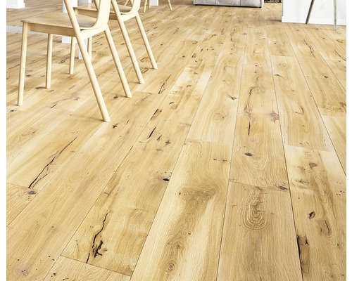 Položená dřevěná laminátová podlaha se židlemi ve světlé místnosti