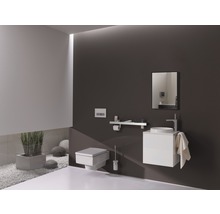 Moderní koupelna s toaletou, umyvadlem, zrcadlem a minimalistickým designem