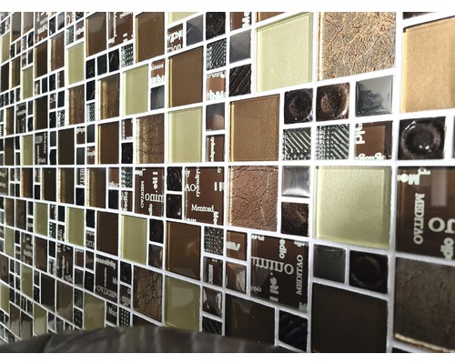 Detail mozaikové stěny s hnědými, zlatými a stříbrnými skleněnými dlaždicemi