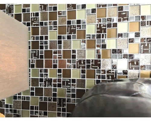 Čtvercové mozaikové dlaždice v různých odstínech hnědé a béžové na zdi