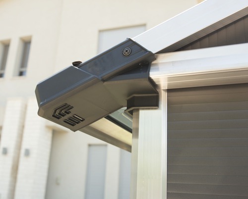 Detail rohu zahradního domku s hliníkovým rámem a plastovým prvkem