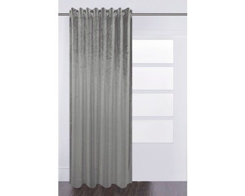 Šedý zatemňovací závěs s očky před oknem