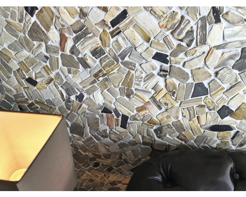 Design stěny s vzhledem přírodního kamene a koženou pohovkou