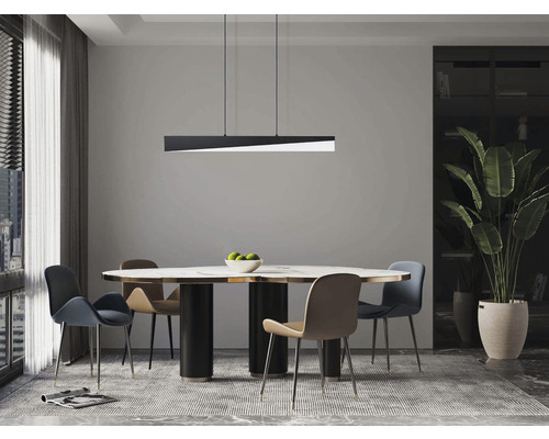 Moderní jídelna s jídelním stolem, židlemi a závěsným svítidlem