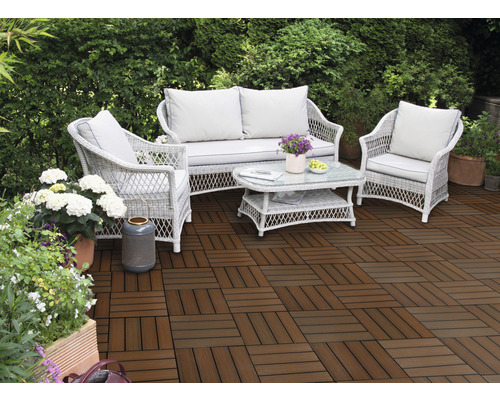 Sada zahradního nábytku na terasových dlaždicích venku.