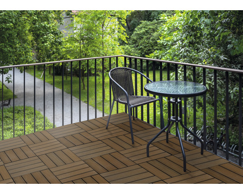 Terasa s terasovými dlaždicemi, židlí a stolem na balkoně