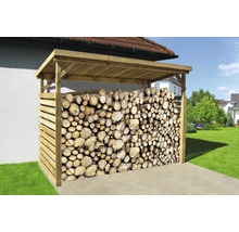 Dřevník ze dřeva naplněný palivovým dřívím na zahradě.