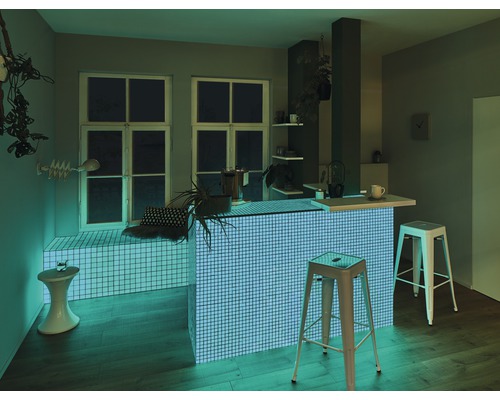 Kuchyňská scéna s obklady, barovými stoličkami, okny a dekoracemi.